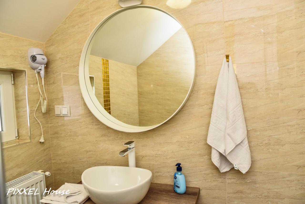Pixxel House Hotel Moeciu De Sus Bagian luar foto